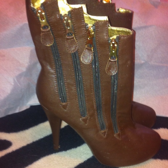 Boots with zipper detail!!