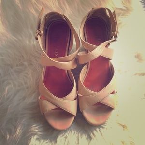 comfy Cole Hann wedge in beige. size US 5.5