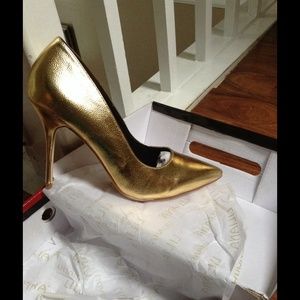 Gold pumps