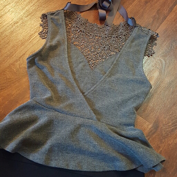 Cute gray top - Picture 2 of 2