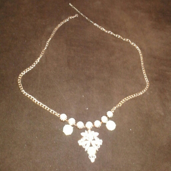 Beautiful summer time akira chain never worn - Picture 1 of 3