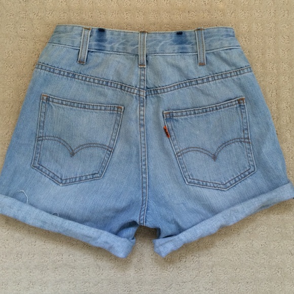🚫SOLD🚫Levi's Cutoff High Waist Denim Shorts - Picture 2 of 4