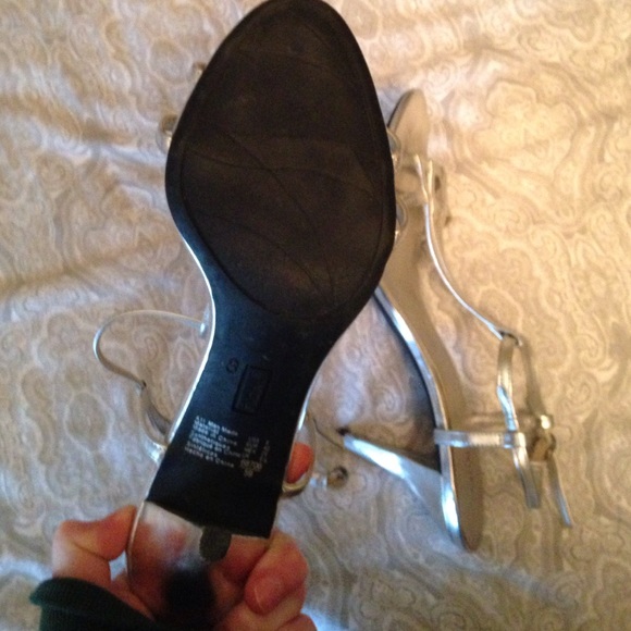 Silver heels - Picture 2 of 2