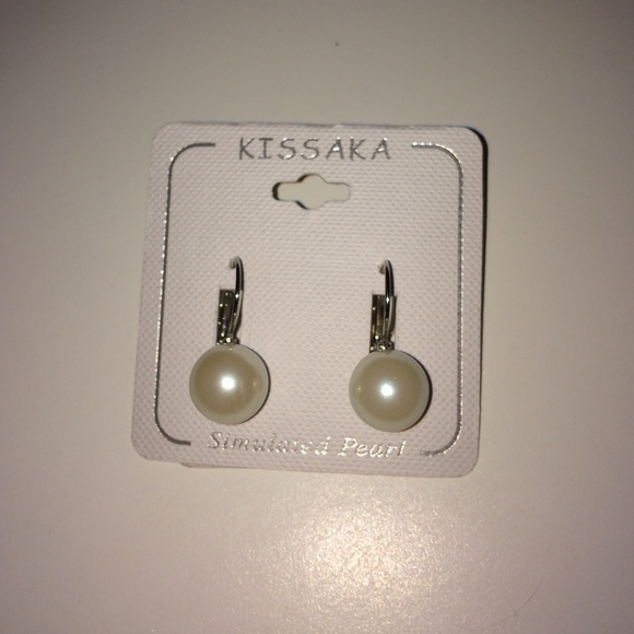 Brand new pearl earring by kissaka