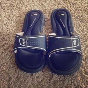 Black women's Nike sliders