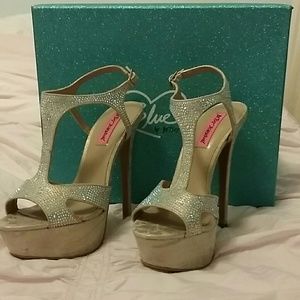 Betsy Johnson size 8 "Kristl" t strap rhinestone