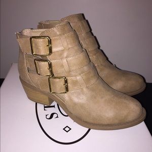 Price drop ⬇️ SODA cut out booties