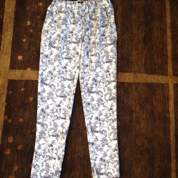 ✨grey floral trousers✨