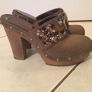 Kathy Van Zeeland tan suede mules