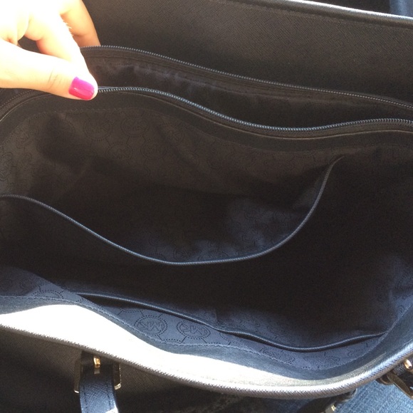 🚫SOLD🚫 Black Michael Kors Large Jet Set Tote - Picture 4 of 4