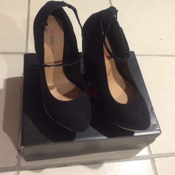 Never WORN ankle strap wedges