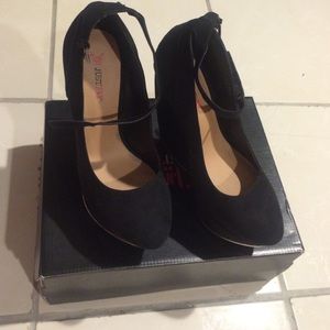 Never WORN ankle strap wedges