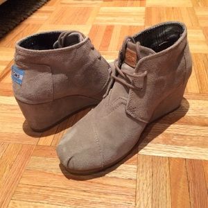 TOMS desert wedges in taupe suede