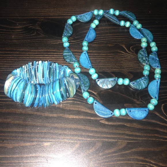 Turquoise colored wooded necklace and bracelet.