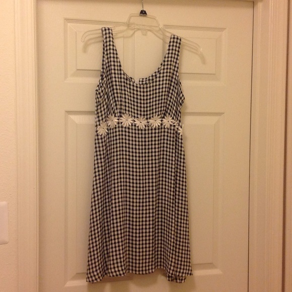 🎀 Black and white checkered dress.