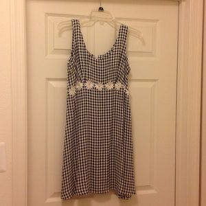 🎀 Black and white checkered dress.