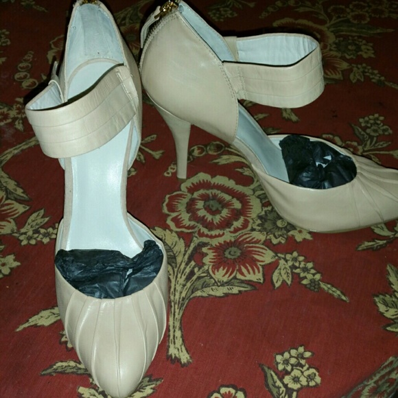 Nine West back zip up high heel NWOT