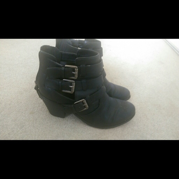 X SOLD X GUESS boots