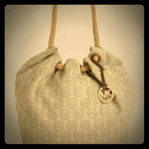 MICHAEL KORS I am looking for this in black logo