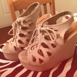 Beige Sandal wedges🎀