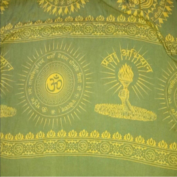 ❌DONATED❌ Beautiful Sir Alistair Rai Karma Scarf - Picture 2 of 4