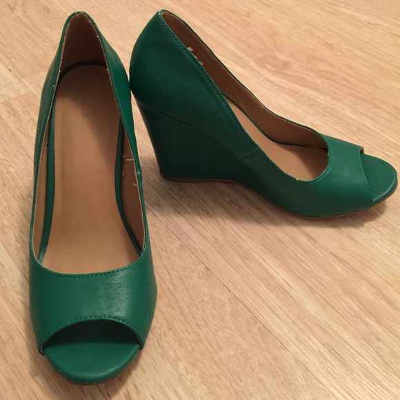 ⭐️Green peeptoe wedges