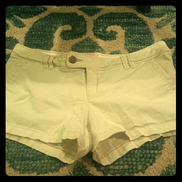 American Eagle cream shorts