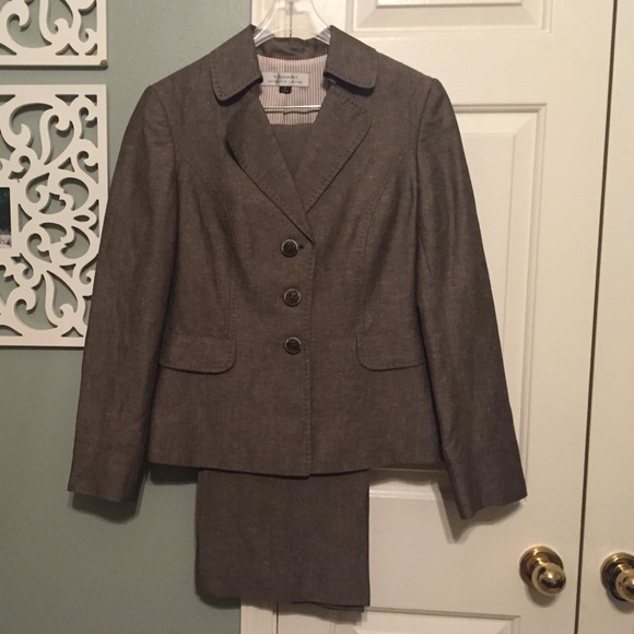 Great business suit and lined.