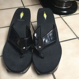 Wedged black flip-flops