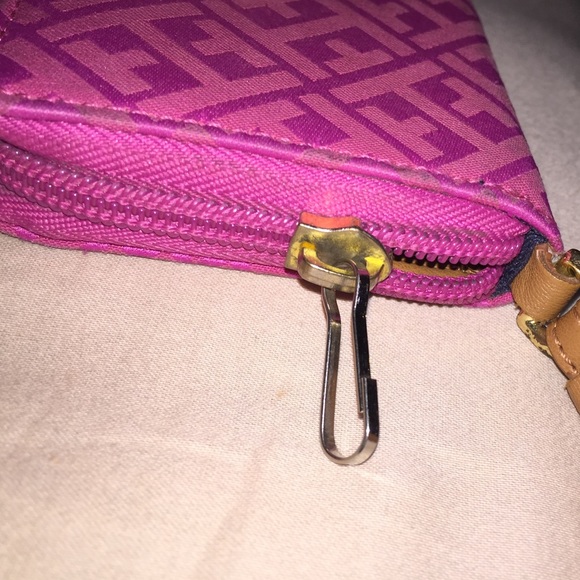 Tommy Hilfiger wristlet - Picture 2 of 3