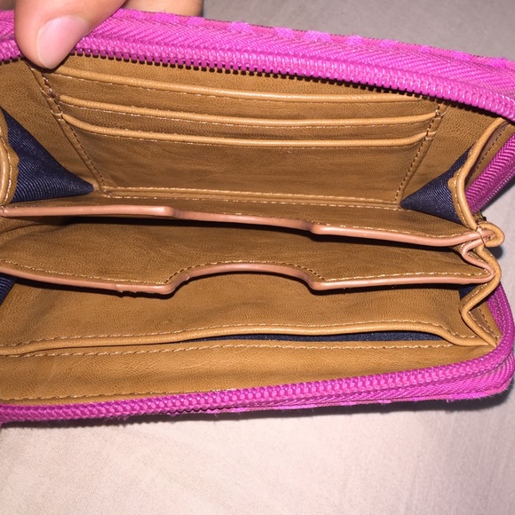 Tommy Hilfiger wristlet - Picture 3 of 3