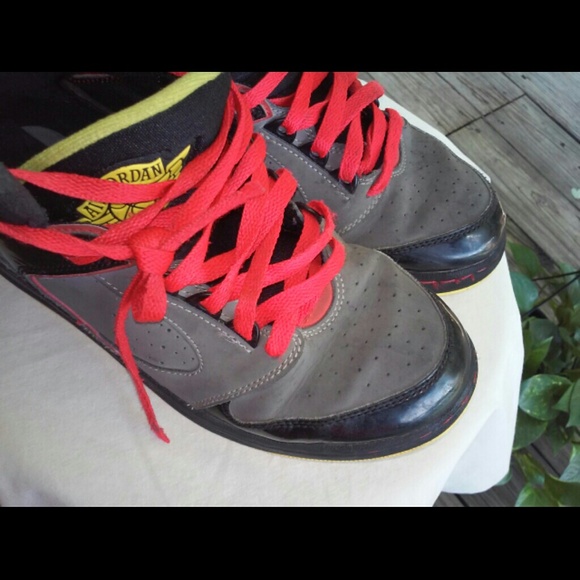 Jordan's size 5 y - Picture 3 of 4