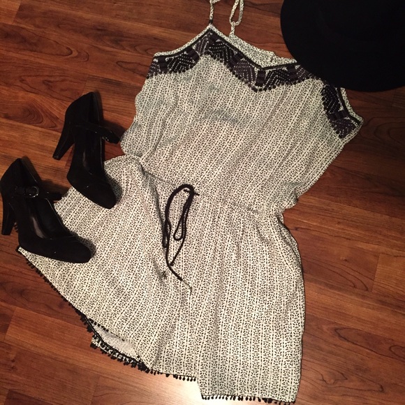 ❌SOLD❌Black and White Patterned Romper - Picture 1 of 4