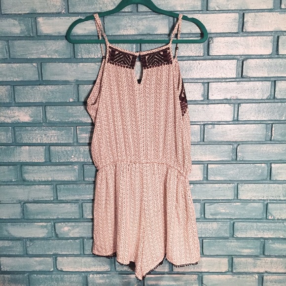 ❌SOLD❌Black and White Patterned Romper - Picture 3 of 4