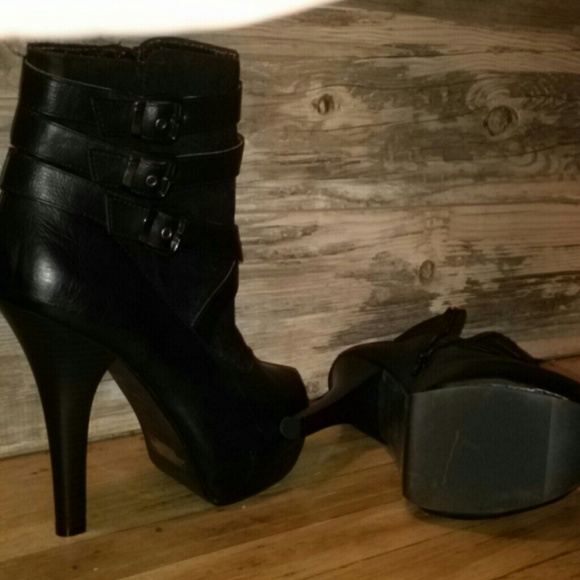 Blk Platform Boots/ 3 buckle on outside of boot