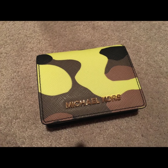 NWT Michael Kors Jet Set Travel Camo Wallet