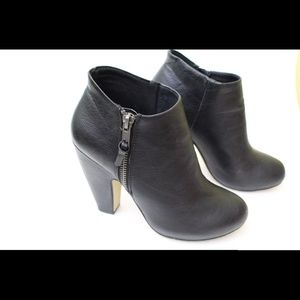 Madden Girl ankle booties, black leather S6, 4"