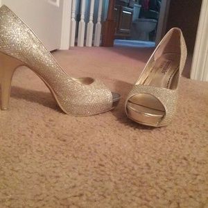 Gold sequin heals