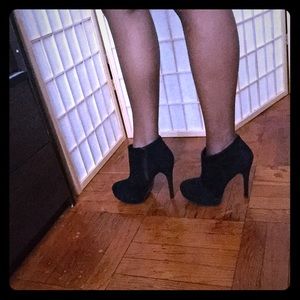 👠👣Black suede booties