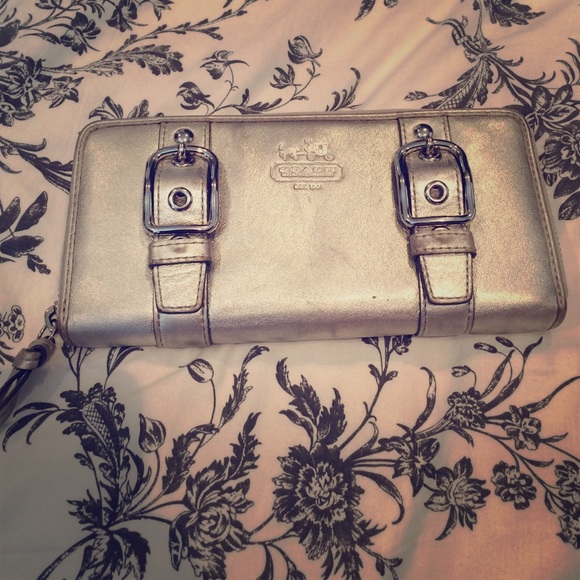 Silver Coach Wallet!🌟🌟🌟