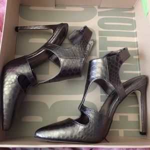 BCBG snake pattern pointed toe heels