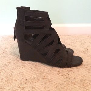 Black wedges