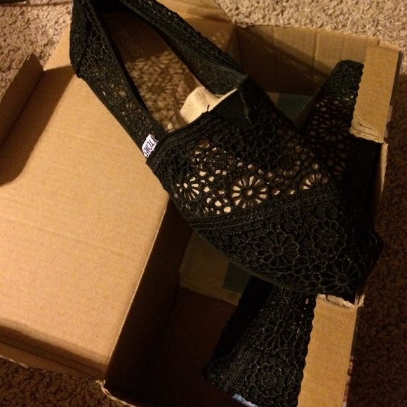 Women's TOMS. Size 7.