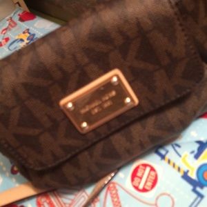 Micheal Kors Side Bag!! FIRST OFFER GETS IT!!