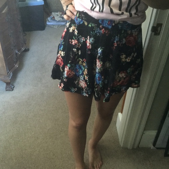 Floral high waisted skirt!🌸 - Picture 2 of 2