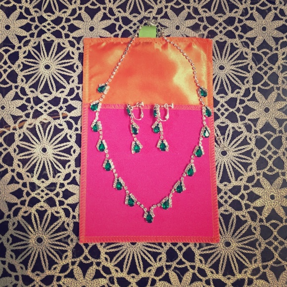 Green necklace w earings