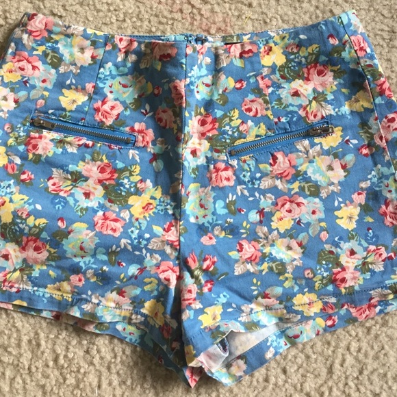 Floral highwaisted shorts - Picture 2 of 3