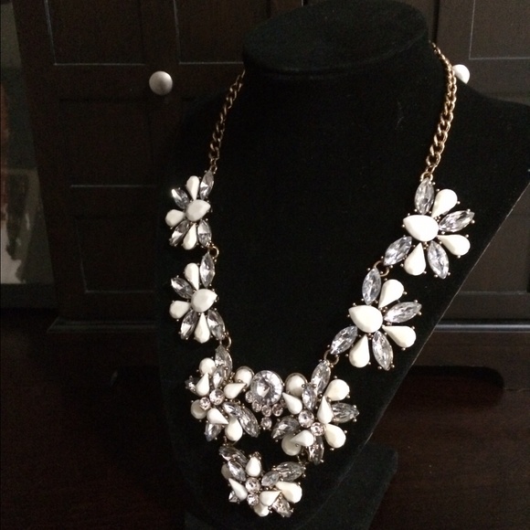 Beautiful brand-new rhinestone necklace