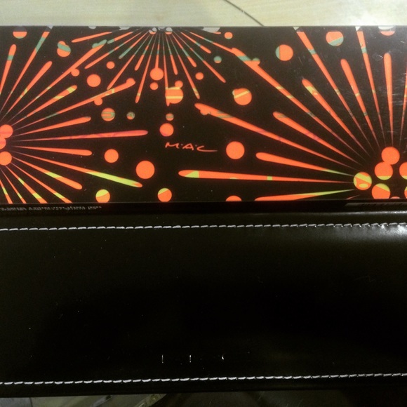 MAC Holidazzle 8 Face: Eyes, Lips, Cheeks Palette