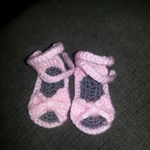 Crocheted bow sandals